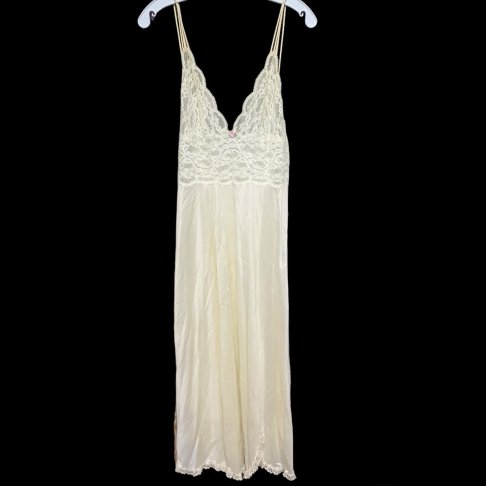 Romantic Traditions Vintage 100% Nylon Lace Cream Colored Nighty Size Small